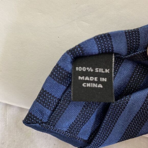 AWEARNESS Kenneth Cole blue stripe 100 % silk  length 29 inches - Picture 6 of 6